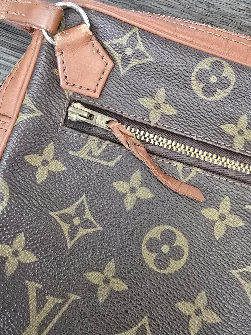 Vintage Louis Vuitton Wristlet - Picture 4 of 16